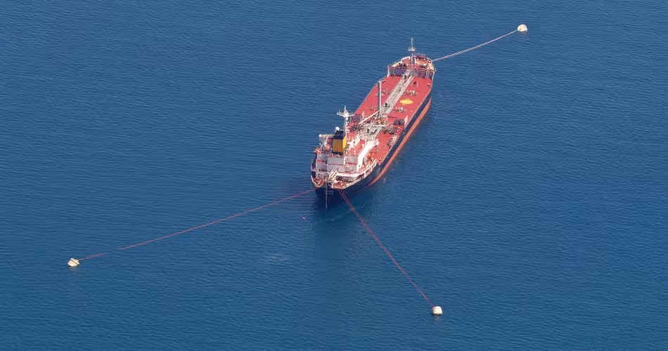 Un navire pétrolier, amarré en Méditerranée.