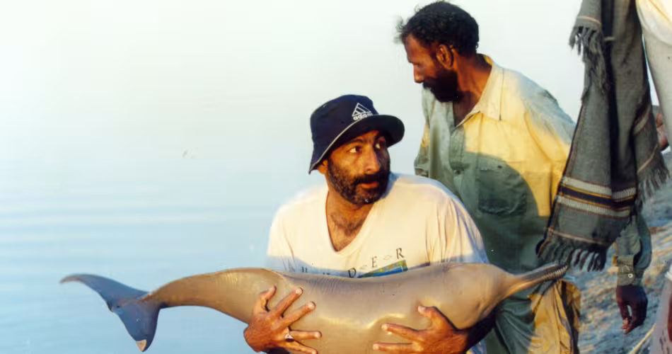 L'équipe du Sindh Wildlife Department venant en aide à une dauphin de l'Indus (Pakistan)
