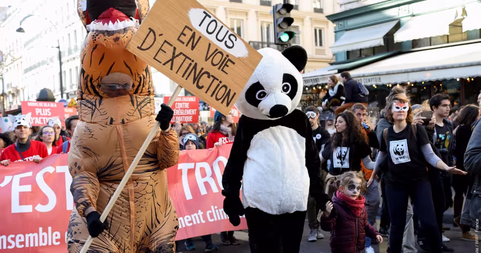 Des citoyens participent à la Marche du siècle à Paris