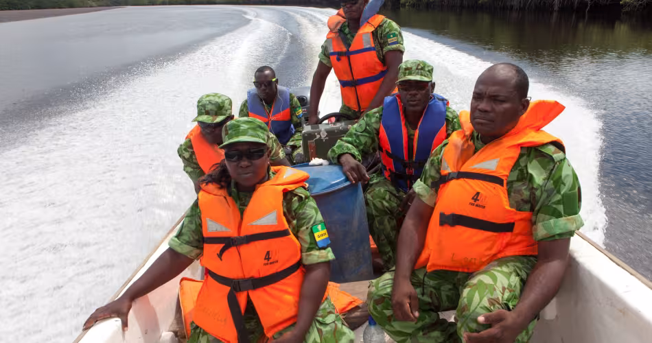 Patrouille d'éco-gardes gabonais luttant contre la pêche illégale 