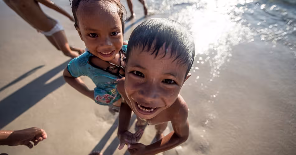 Enfants sur la plage Simpang Mengayau dans le Tun Mustapha Park 