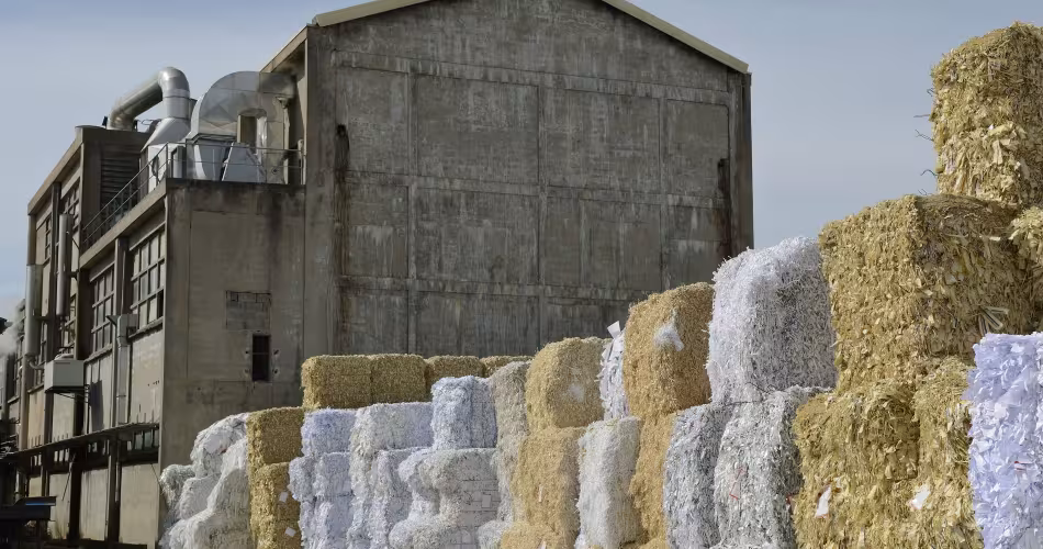 Stock de papier pour le recyclage dans une papeterie France 