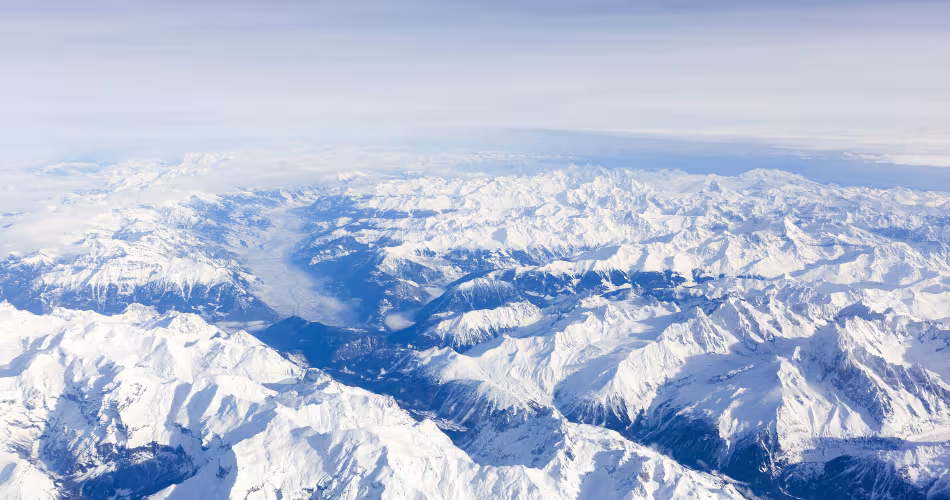 Vue aérienne de la chaîne des Alpes en Haute-Savoie (France)