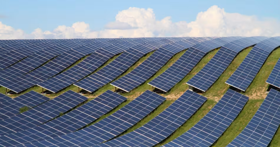 Panneaux solaires du parc photovoltaïque des Mées, France