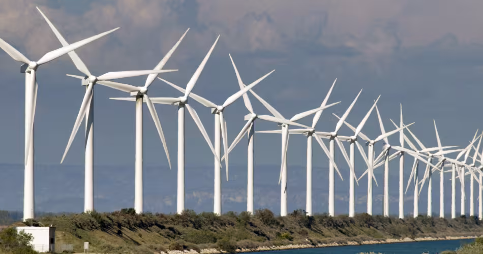 Eoliennes au bord du canal du Rhône Plaine de la Crau, France