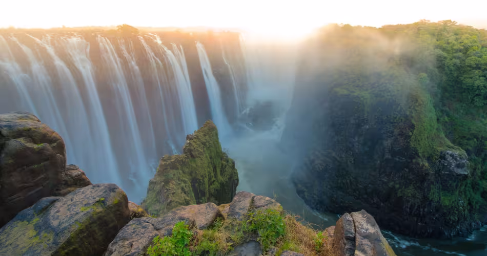 Le Zimbabwe est aussi connu pour ses immenses chutes d'eau classées au Patrimoine mondial de l'UNESCO, Victoria Falls. 
