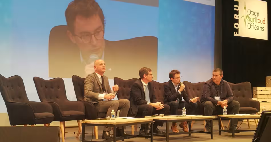 En partant de gauche à droite, Laurent Vallée (Secrétaire Général de Carrefour), Emmanuel Vasseneix (Président de LSDH), Arnaud Gauffier (Responsable agriculture au WWF France) et Henry Ragon (Président de l'APLBC).