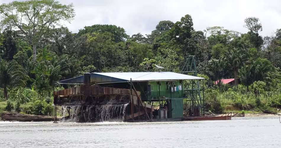 Une barge d'orpaillage illégal sur un fleuve en Amazonie guyanaise.