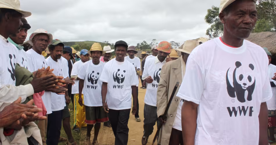 Les membres du WWF Madagascar sensibilisent la population sur la reforestation.