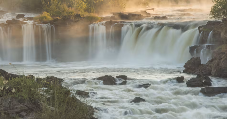 Le Zambèze prend sa source en Zambie, passe par l'Angola, longe la Namibie, le Botswana et le Zimbabwe pour traverser le Mozambique et se jeter dans l'océan Indien.