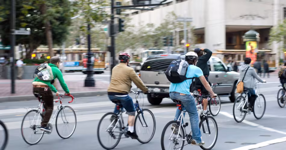 Des cyclistes soucieux de l'environnement font du vélo à San Francisco, Californie, États-Unis 
