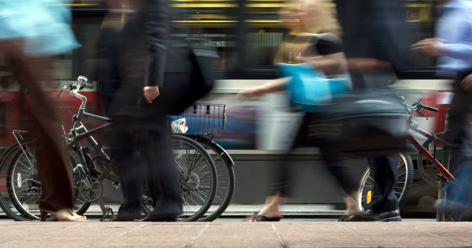 Personnes à vélo et à pied à côté d'un tramway dans la ville de Toronto, Ontario, Canada.