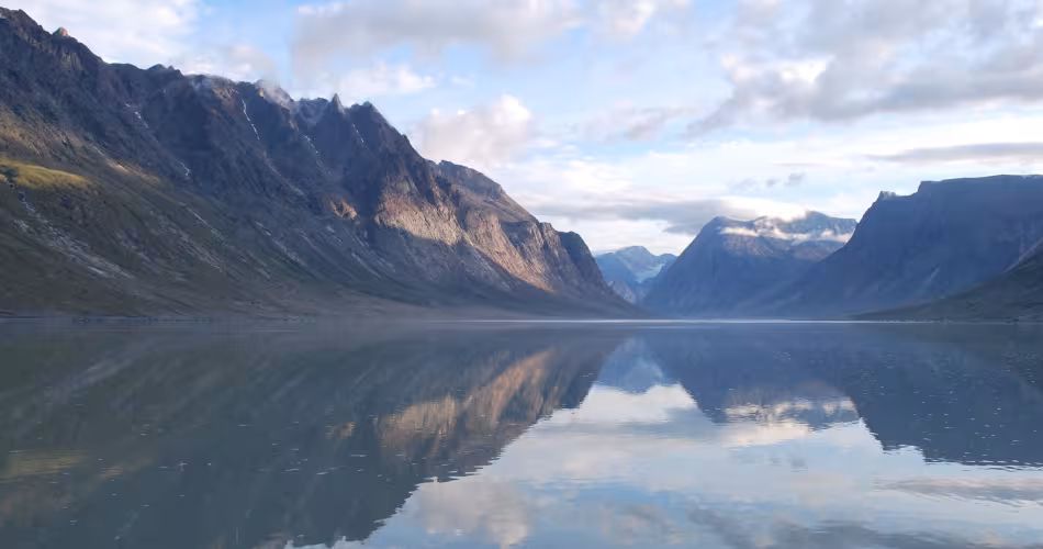Les montagnes et les nuages des îles de Baffin se reflètent dans les eaux de Nanavut au Canada.