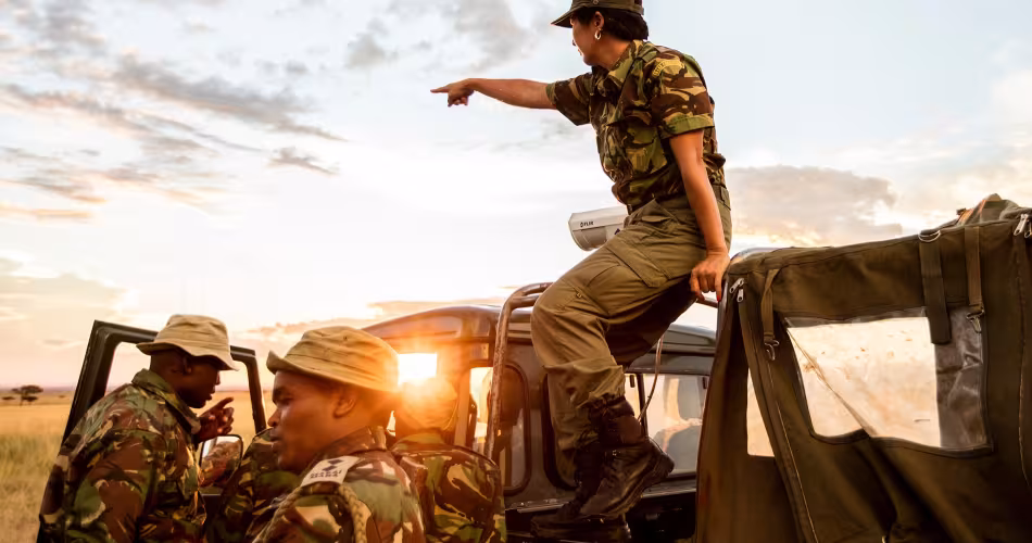 Dr. Asuka Takita, vétérinaire, et ses collègues rangers en patrouille dans la Réserve nationale de Maasai Mara (Kenya)
