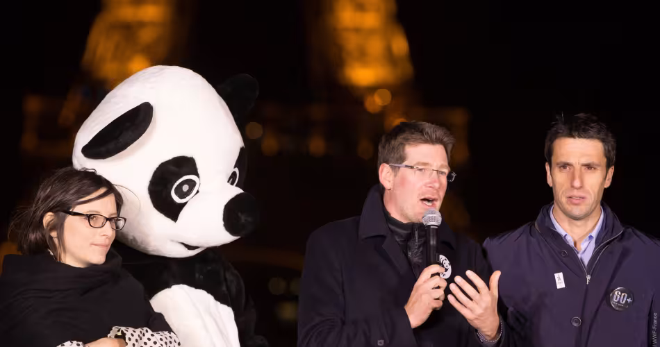 Pascal Canfin fait un discours devant la Tour Eiffel pour Earth Hour (France)