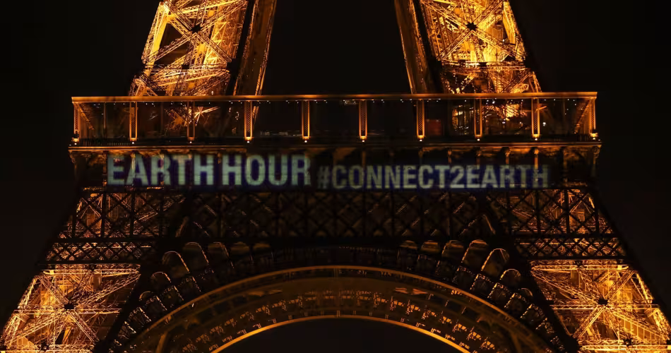 Vue sur la Tour Eiffel avec le hashtag connect2earth, Paris (France) 