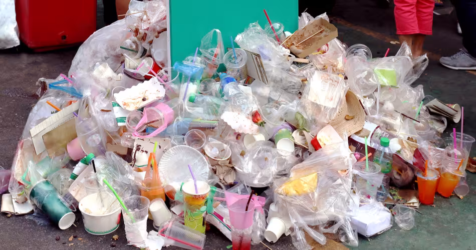 Un amas de déchets plastiques