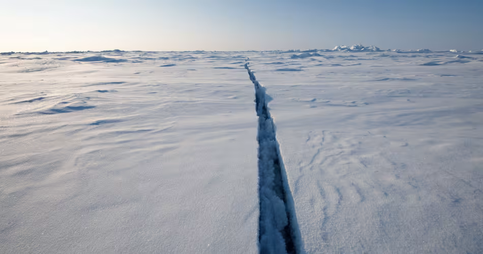 Fissure sur la glace dans l'océan Antarctique 