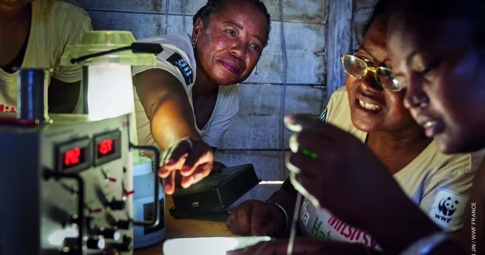 Les grands-mères « solaires » travaillent ensemble à l'installation de batteries, de régulateurs et lampes LED dans le village. 