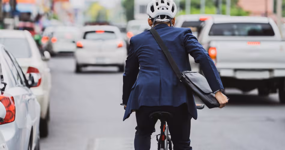 Personne qui se déplace en vélo en ville