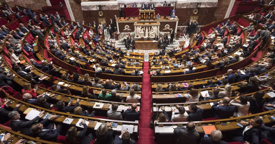 Vue aérienne de l'Hémicycle en pleine séance.