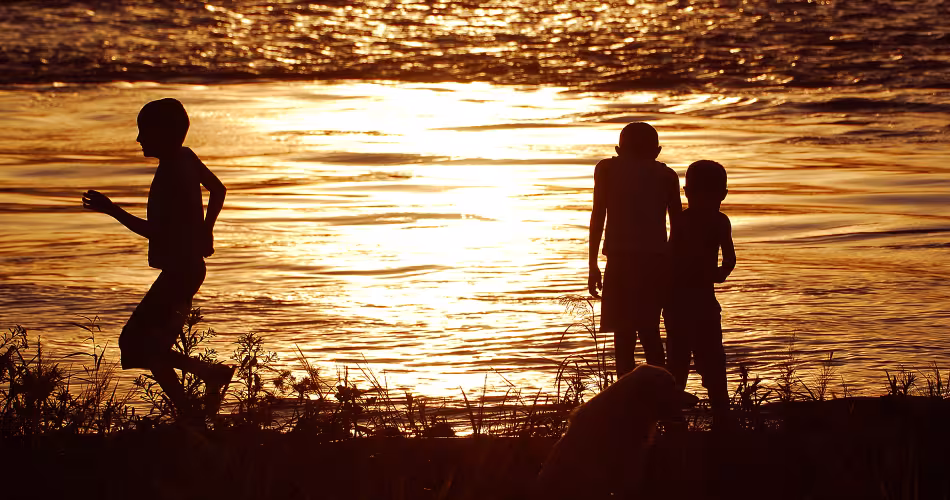 Trois enfants indigènes et un chien autour du lac Tarapoto en Amazonie du Nord 