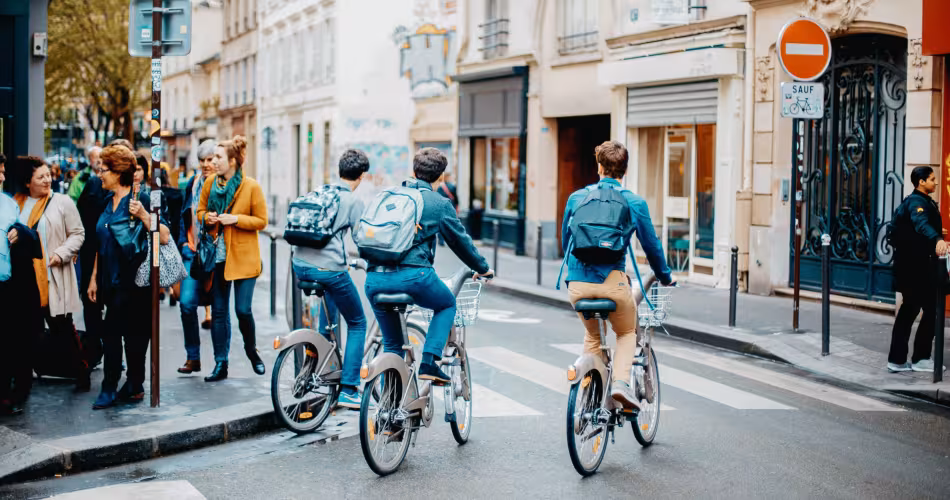Trois jeunes se déplacent en vélo en ville