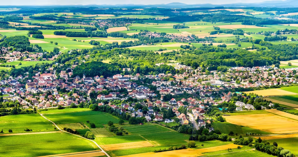Une ville en campagne vue du ciel