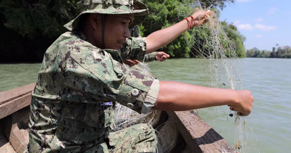 Ranger en patrouille contre la pêche illégale (Cambodge)