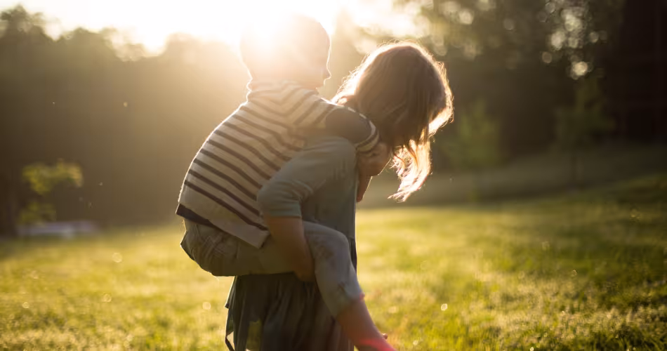Deux enfants jouent ensemble