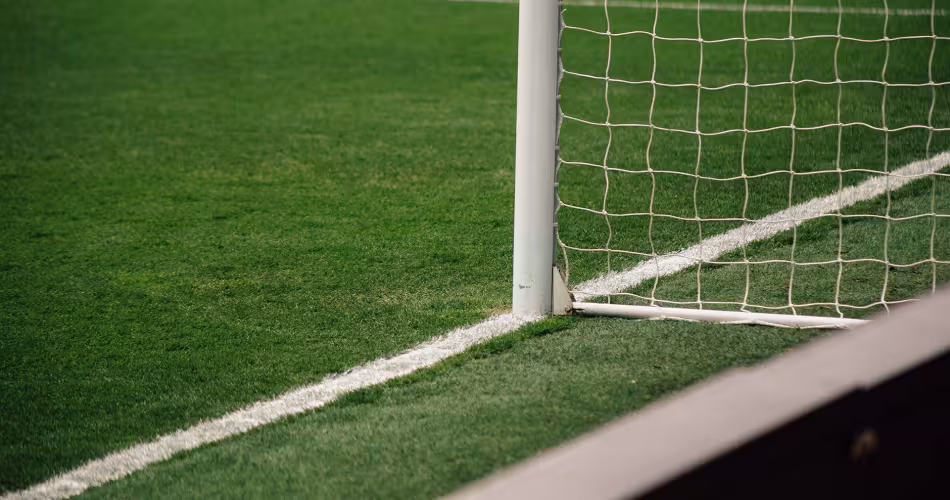 Focus sur les cages d'un terrain de football