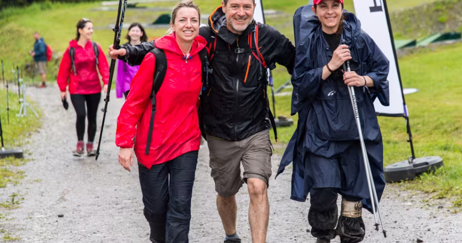 Equipe de pandathlètes sur la ligne d'arrivée lors du Pandathlon 2016, Saint Gervais - Mont Blanc (France)