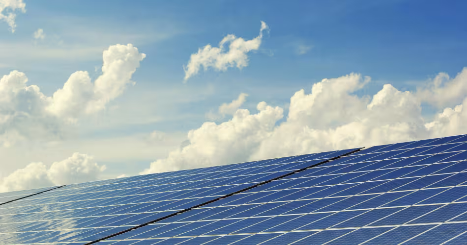 Panneaux solaires sur un toit au soleil