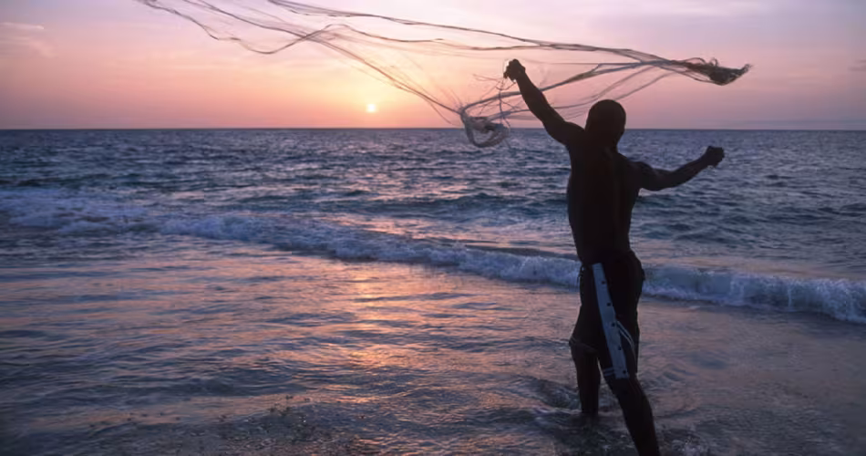 Pêcheur jetant son filet au Gabon