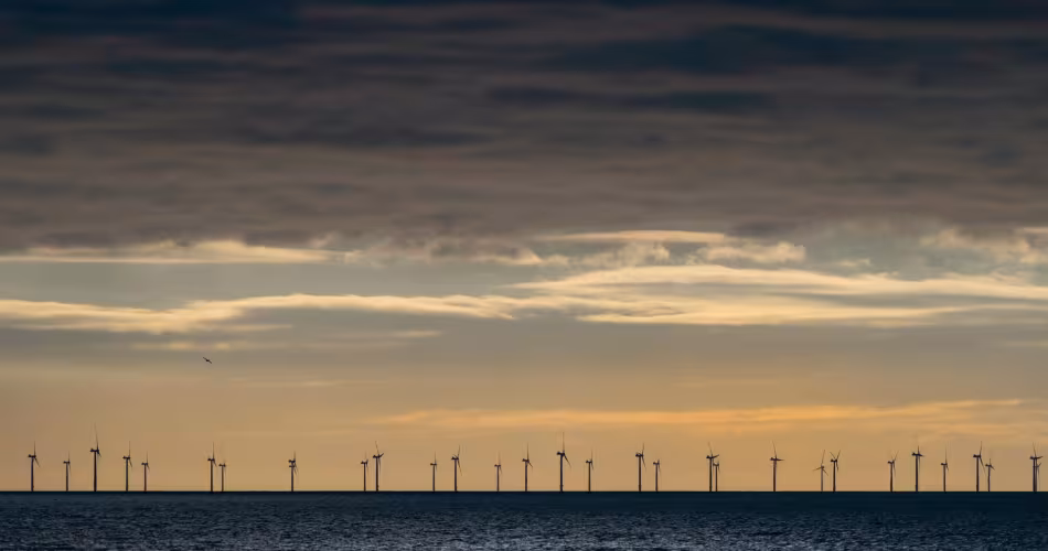 Construction d'une éolienne offshore dans les eaux britaniques (Royaume-Uni)