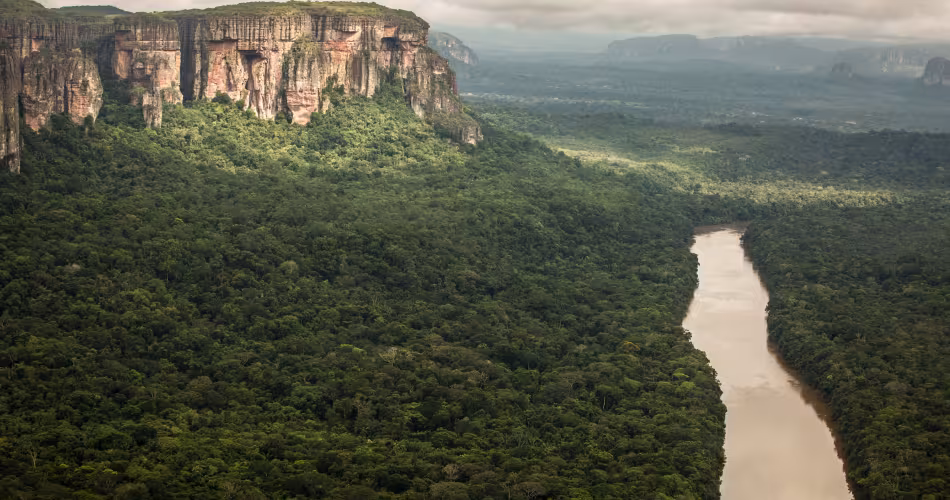 Rivière Ajajú au sein du Parc national naturel de la Serranía de Chiribiquete, Colombie