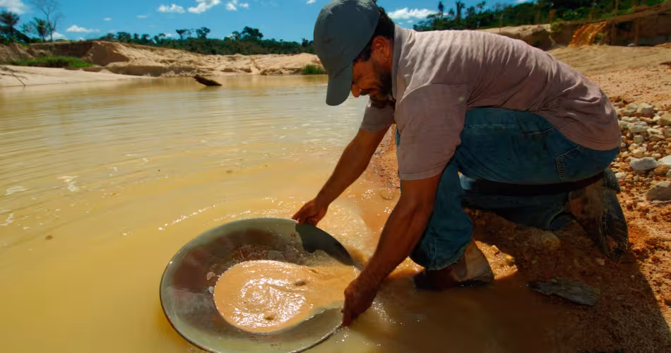 Chercheur d'or dans la forêt amazonienne
