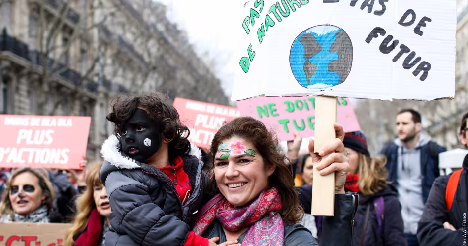 Des citoyens participent à la Marche du siècle à Paris