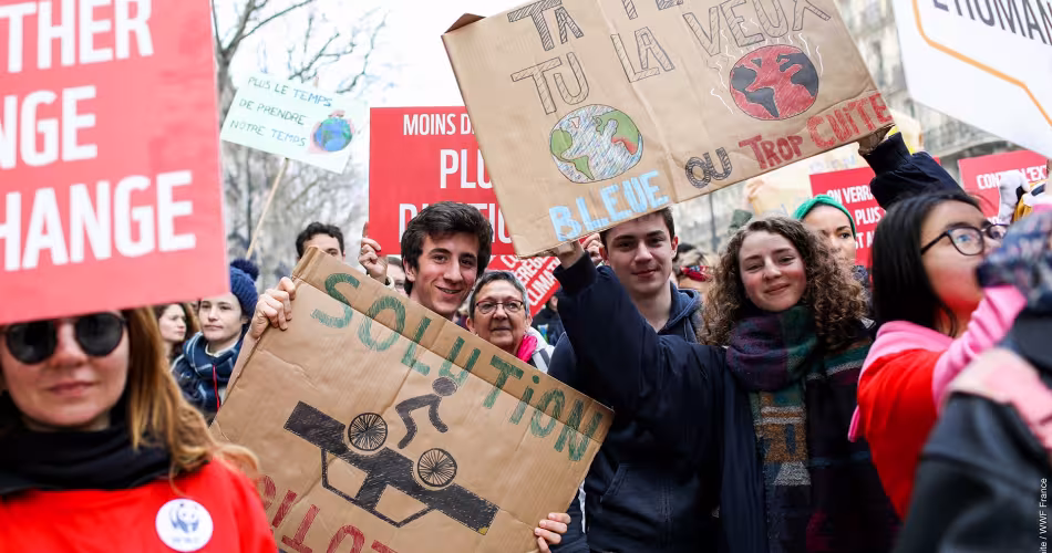 Des citoyens participent à la Marche du siècle à Paris