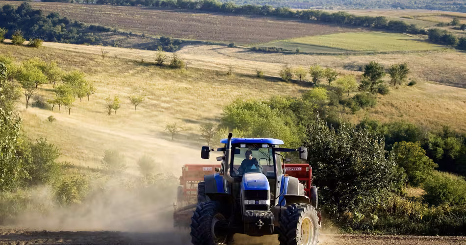 Tracteur agricole pour les cultures sur de grandes parcelles de terre. Pleven, Bulgarie