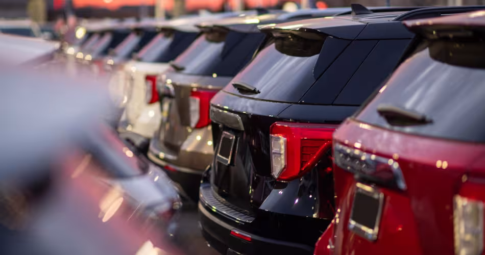 Voitures SUV garées