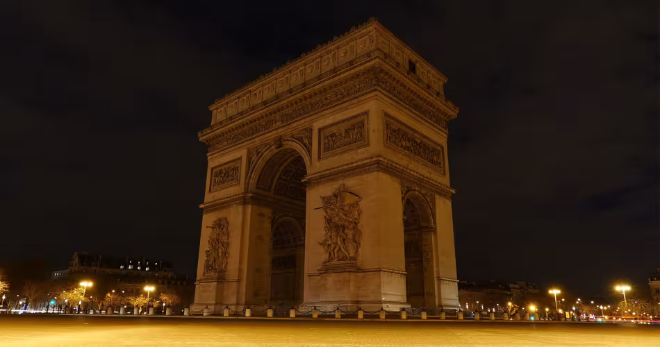 L'arc de triomphe est éteint en pleine nuit.