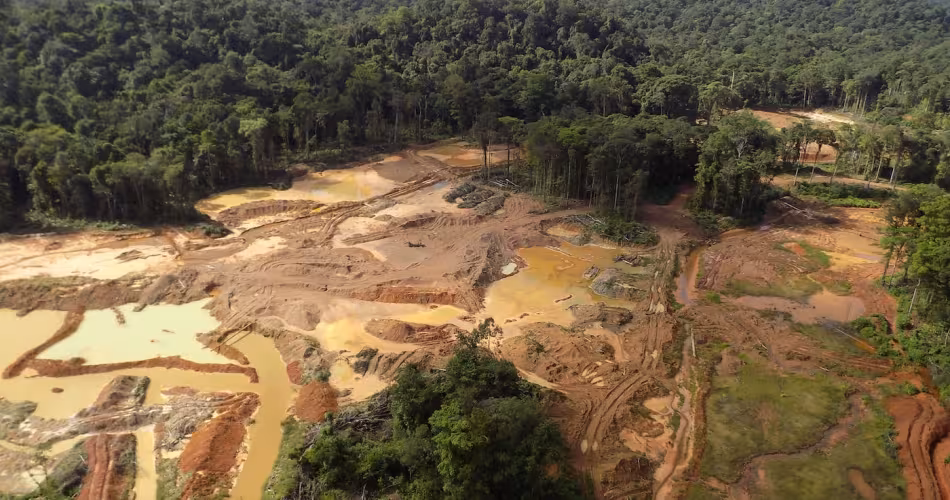 Vue aérienne en Guyane d'un site d'orpaillage illégal