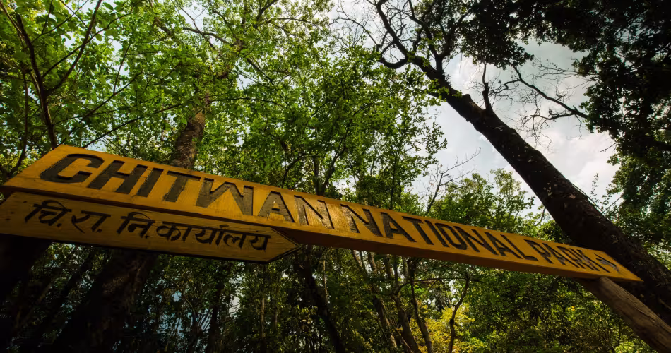 Vue sur une pancarte avec l'inscription "Parc national de Chitawan" (Népal)