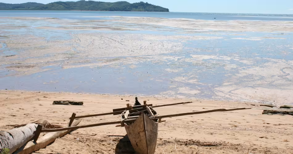  Bateau de pêche local à marée basse. Réserve de Lokobe, Nosy Be (Madagascar)