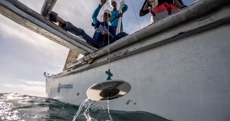 Andrea et Ronnel échantillonnent le plancton dans le cadre du projet de gestion intégrée de conservation de Donsol et des requins-baleines aux Philippines.