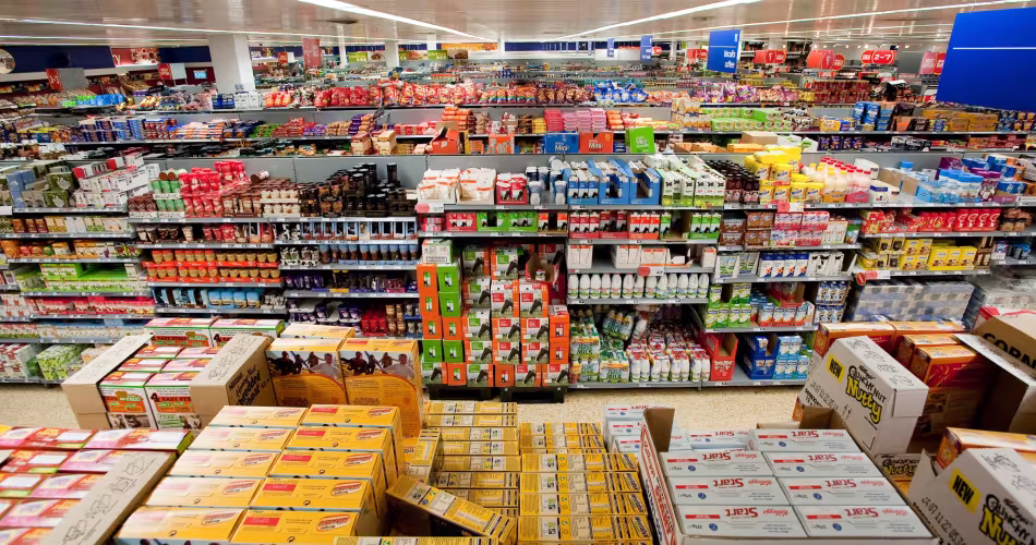 Les rayons d'un supermarché en Angleterre