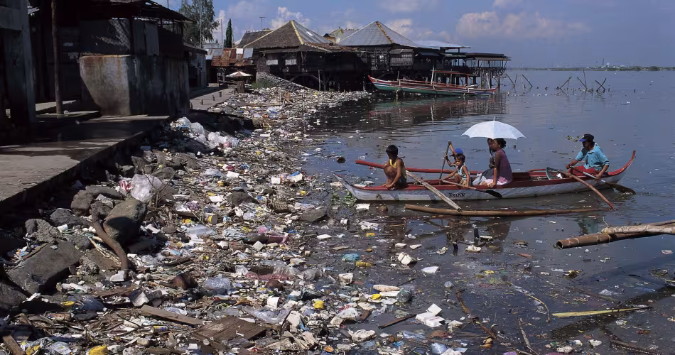 Une côte polluée de plastique aux Philippines