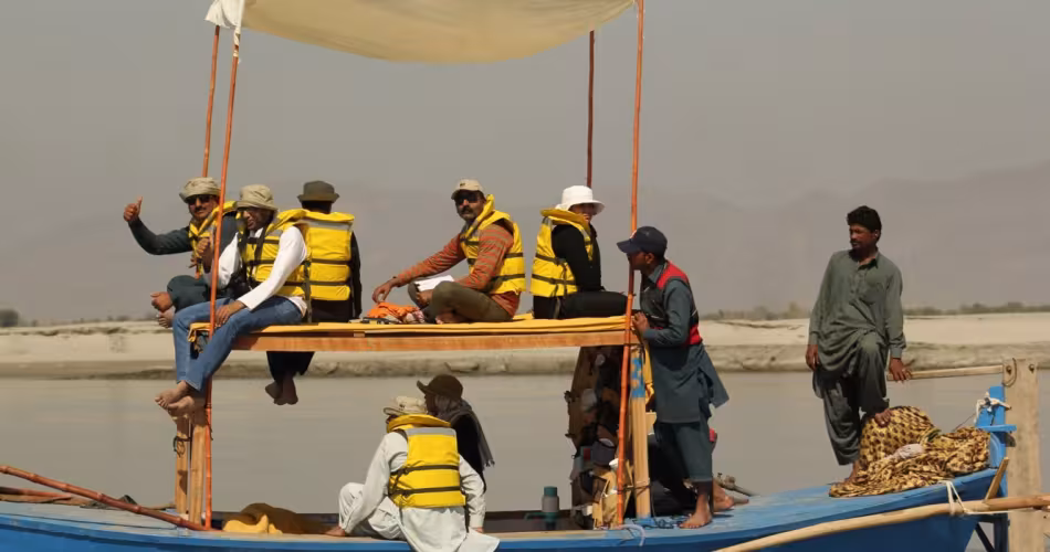 Une équipe du WWF sur un bateau dont l'objectif est le sauvetage des dauphins de l'Indus, Pakistan