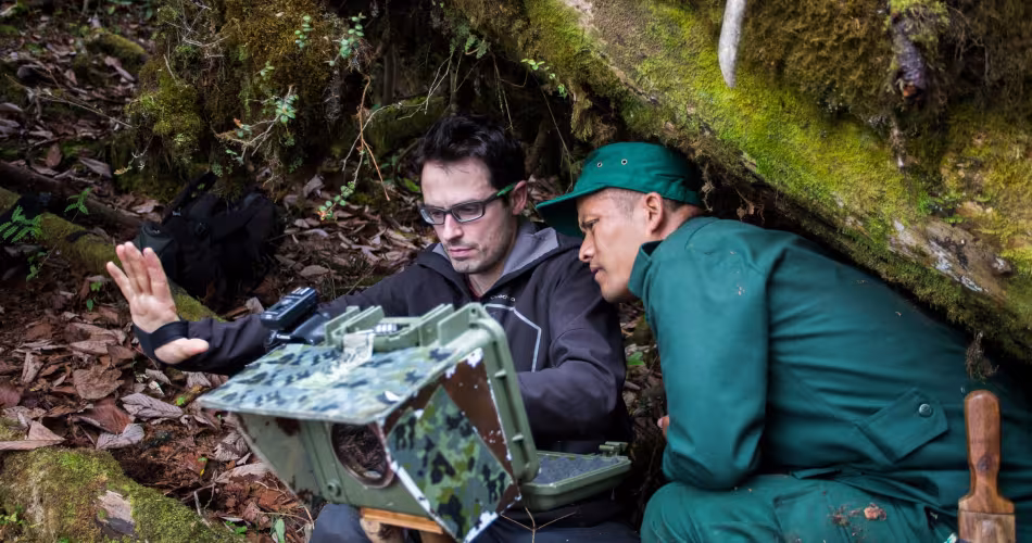 Emmanuel Rondeau and Dorji Duba, ranger, devant un camera trap censé prendre des photos du tigre (Bhutan)